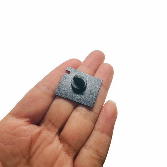 ⭐Movie Set Clapboard Enamel Pin Speak Fluently In Movie Quotes Brooch Black New⭐ - Picture 3 of 6